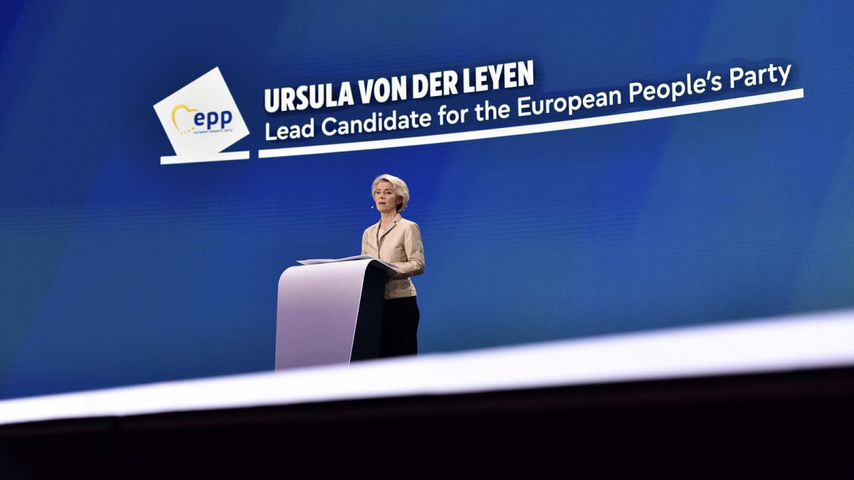 A principal candidata à Comissão Europeia, a atual Presidente da Comissão Europeia, Ursula von der Leyen, fala durante um evento eleitoral no Parlamento Europeu, em Bruxelas
