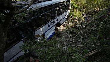 حطام حافلة سقطت في واد عميق يوم الأحد بعد إطلاق النار عليها من قبل مسلحين مشتبه بهم في منطقة رياسي، جامو وكشمير