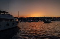Barcos frente a Ibiza, España, durante la hora dorada.