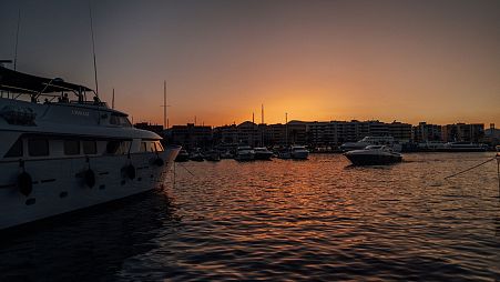 Barcos frente a Ibiza, España, durante la hora dorada.
