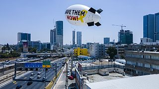 عائلات الرهائن يطلقون بالونًا يدعو إلى إطلاق سراحهم في تل أبيب