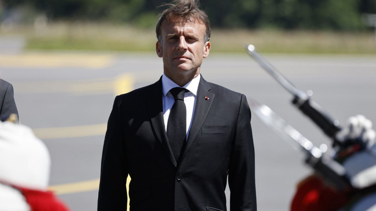 El presidente francés, Emmanuel Macron, asiste a una II Guerra Mundial en Oradour-sur-Glane, en el suroeste de Francia, el lunes 10 de junio de 2024.