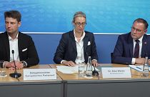 AfD'nin yeni Avrupa Parlamentosu delegasyonu lideri Rene Aust, eş liderler Alice Weidel ve Tino Chrupalla ile birlikte