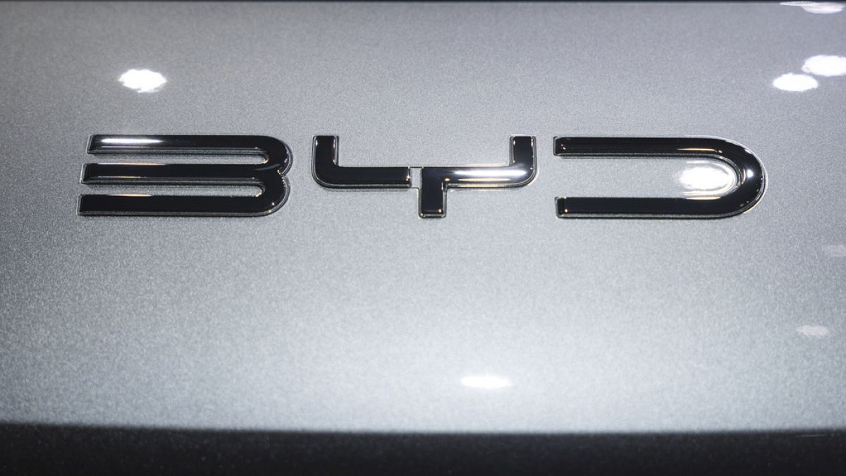 Le logo BYD est photographié lors de la journée de presse du 91e Salon international de l'automobile de Genève (GIMS) à Genève, en Suisse, le lundi 26 février 2024. 