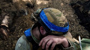 Un soldat de la garde nationale ukrainienne se prépare à recharger son canon D-20 près de Kharkiv, en Ukraine, le 10 juin 2024.
