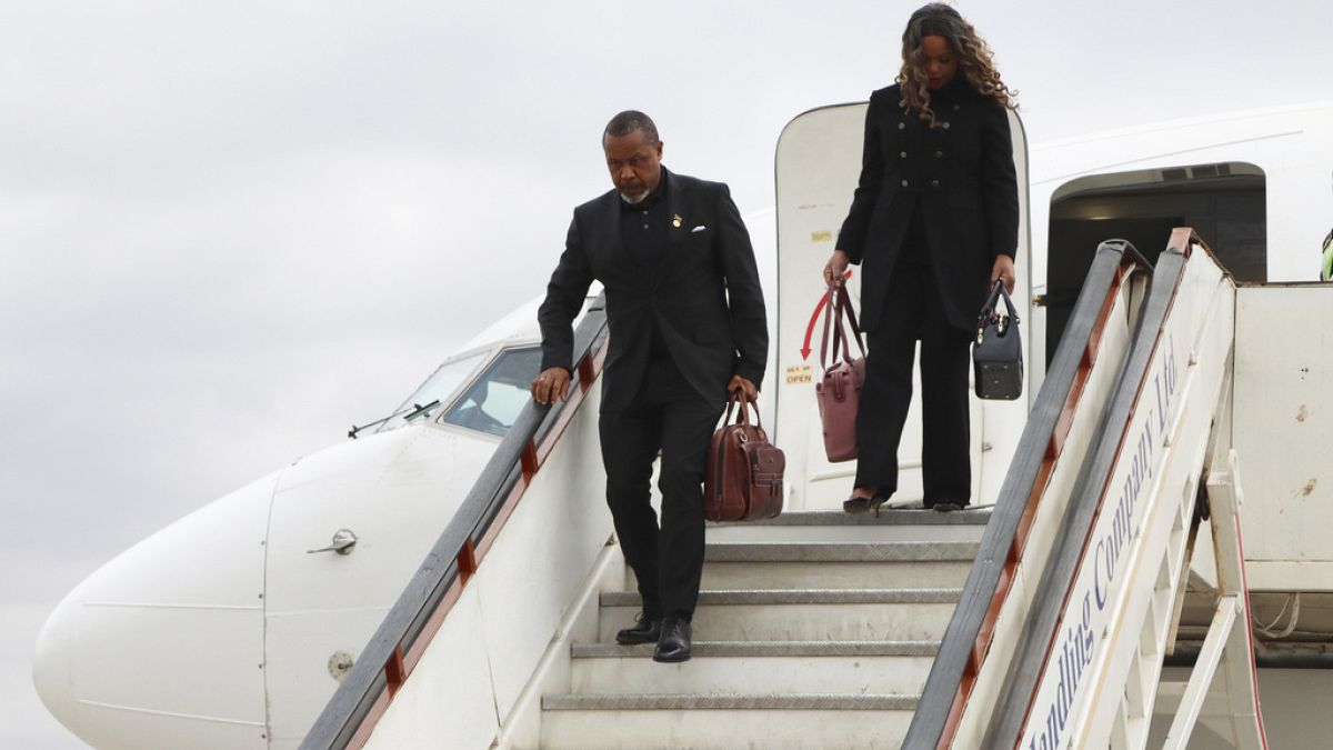 El vicepresidente de Malaui, Saulos Chilima, izquierda, y su esposa Mary descienden de un avión a su regreso de Corea del Sur, en Lilongüe, Malaui, el 9 de junio de 2024.