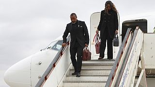 نائب رئيس مالاوي ساولوس تشيليما وزوجته ماري ينزلان من الطائرة لدى عودته من كوريا الجنوبية في ليلونغوي الـ 9 يونيو-جوان 2024.