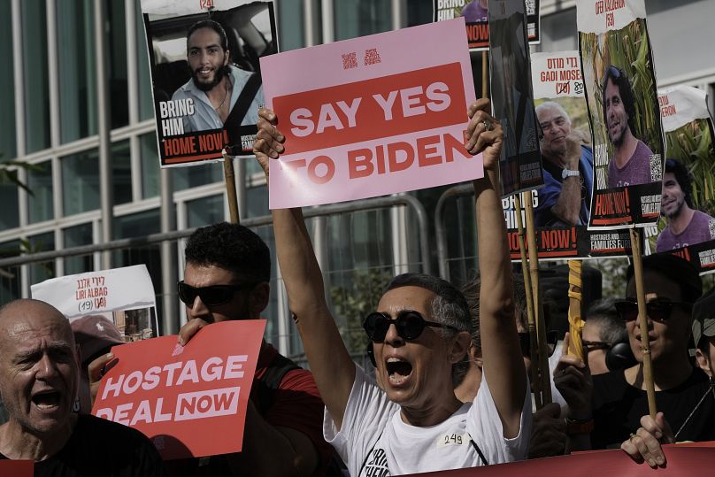 Семьи израильских заложников, удерживаемых ХАМАС в Газе, проводят акцию протеста перед зданием в Тель-Авиве, где проводит встречи Госсекретарь США Блинкен, 11 июня 2024 г.