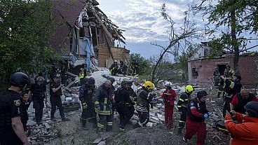 Equipas de salvamento no terreno após ataque russo na Ucrânia