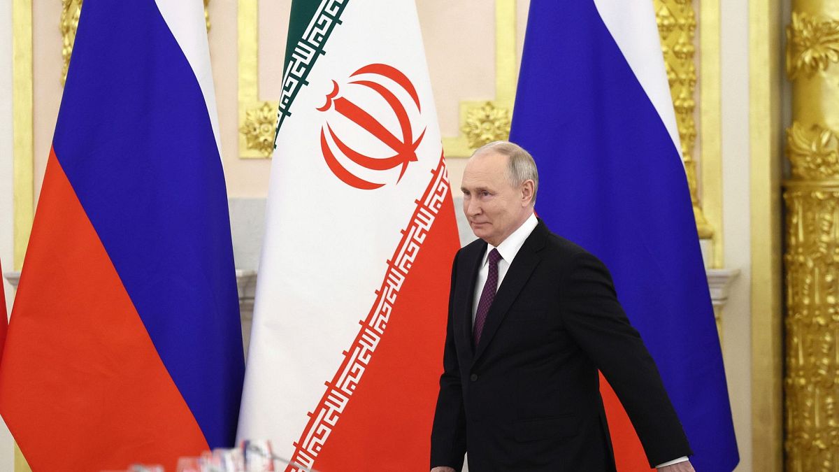 ولادیمیر پوتین، رئیس‌جمهوری روسیه در دیدار با ابراهیم رئیسی در کاخ کرملین، دسامبر ۲۰۲۳