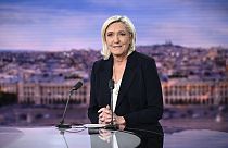Marine Le Pen, do partido de extrema-direita Rassemblement National (RN), em entrevista ao canal de televisão francês TF1