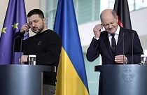Канцлер Германии Олаф Шольц (справа) и президент Украины Владимир Зеленский во время пресс-конференции в канцлерии в Берлине, пятница, 16 февраля 2024 года.