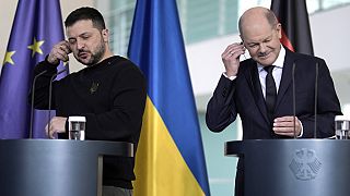 El canciller alemán Olaf Scholz, a la derecha, y el presidente ucraniano Volodymyr Zelenskyy asisten a una rueda de prensa en la cancillería de Berlín, el viernes 16 de febrero de 2024.