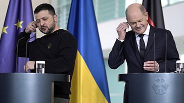 El canciller alemán Olaf Scholz, a la derecha, y el presidente ucraniano Volodymyr Zelenskyy asisten a una rueda de prensa en la cancillería de Berlín, el viernes 16 de febrero de 2024.