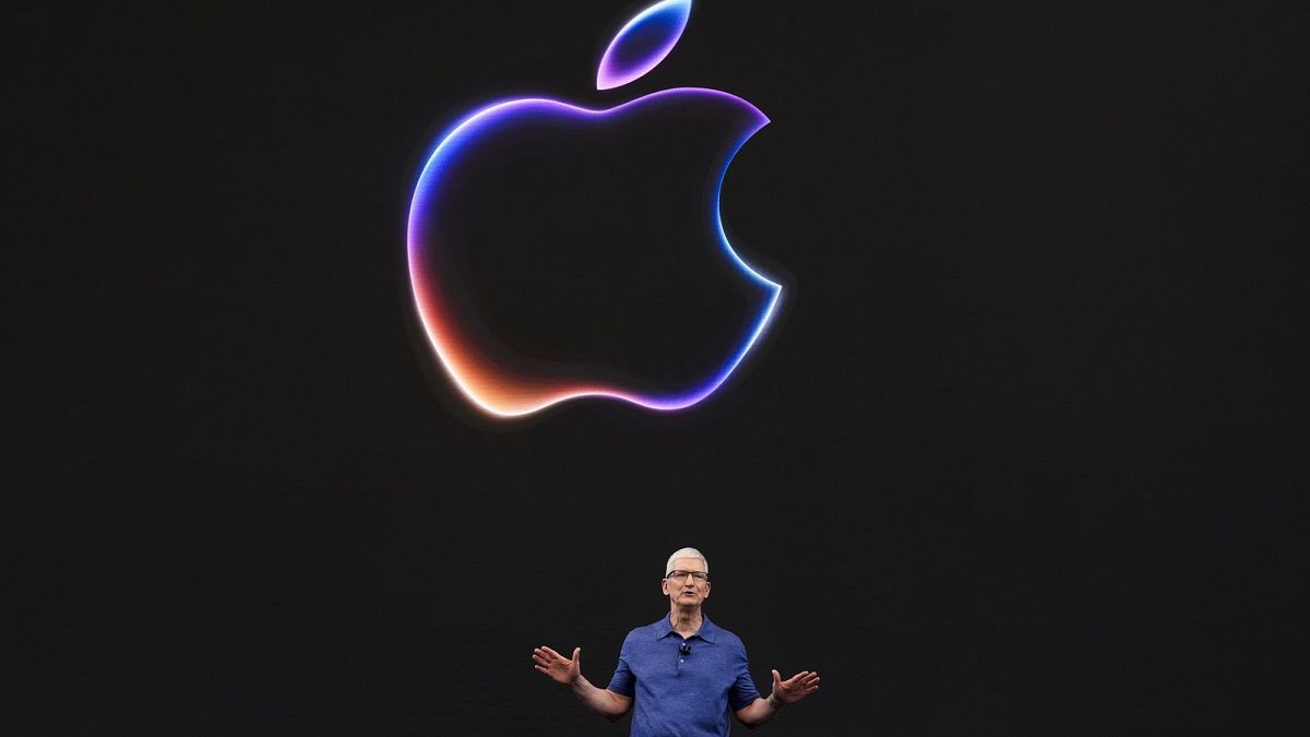 Генеральный директор Apple Тим Кук на мероприятии WWDD 2024.