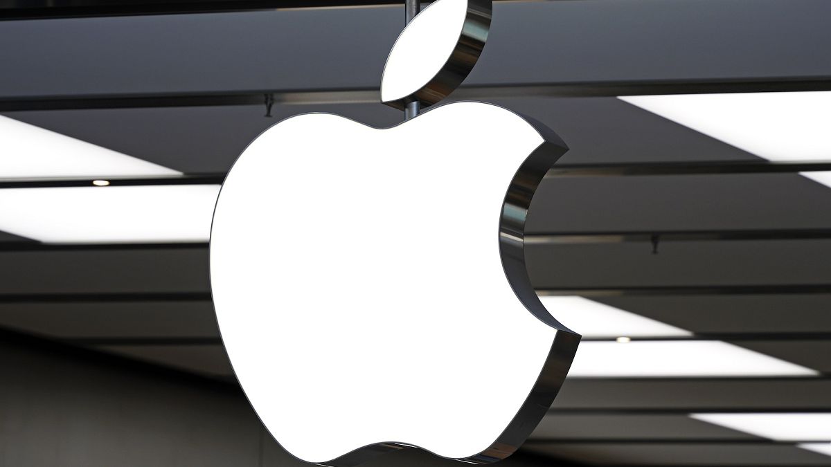 Акциите на Apple падат назад, докато се надпреварва да настигне партньорството с OpenAI