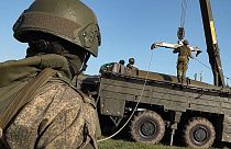 سربازان روسیه یک موشک انداز را برای رزمایش مشترک روسیه و بلاروس را در تاریخ ۱۰ ژوئن آماده می کنند