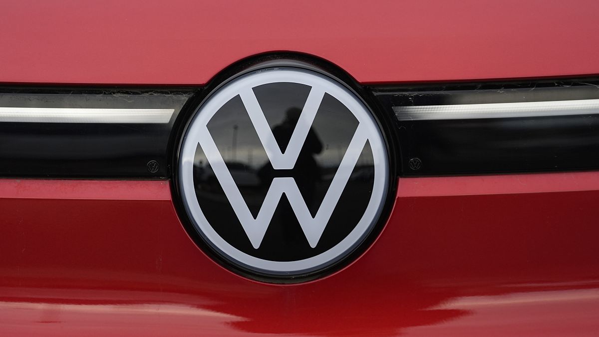 Volkswagen looks to brighten up electric car sales with solar panels thumbnail