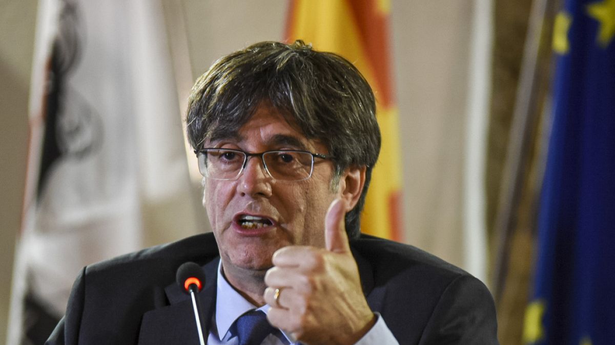 DOSYA - Katalan lider Carles Puigdemont 4 Ekim 2021 tarihinde İtalya'nın Alghero kentinde düzenlenen bir basın toplantısında konuşuyor. 