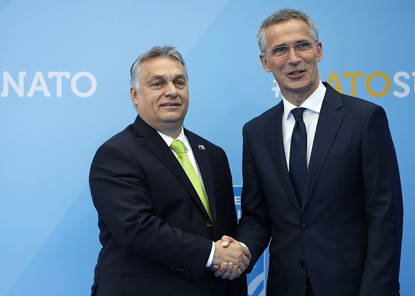 Le Premier ministre hongrois Viktor Orbán avec le secrétaire général de l'OTAN Jens Stoltenberg, au siège de l'OTAN, à Bruxelles, le 11 juillet 2018.