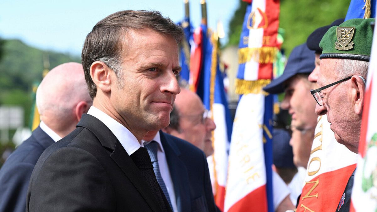 Ο Γάλλος πρόεδρος Εμανουέλ Μακρόν παρευρίσκεται σε τελετή μνήμης στην Tulle της κεντρικής Γαλλίας, Δευτέρα 10 Ιουνίου 2024.