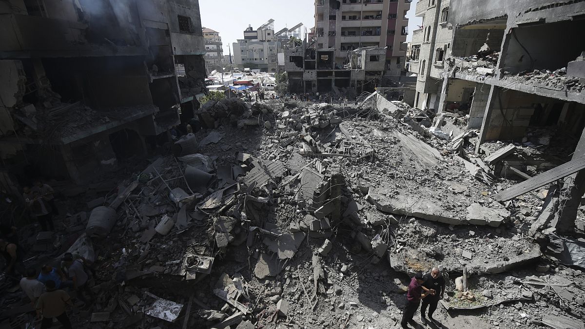 Palestinos observan las secuelas del bombardeo israelí en el campo de refugiados de Nuseirat, en la Franja de Gaza, el 8 de junio de 2024. 