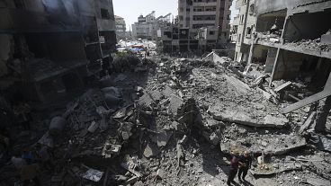 Filistinliler, 8 Haziran 2024 tarihinde Gazze Şeridi'ndeki Nuseirat mülteci kampında İsrail tarafından gerçekleştirilen bombardımanın ardından yaşananlara bakıyor. 