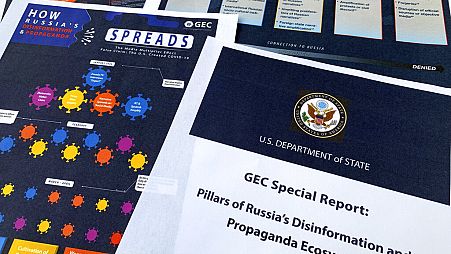 Des pages du rapport du Global Engagement Center du département d'État américain, publié le 5 août 2020, sont visibles sur cette photo.
