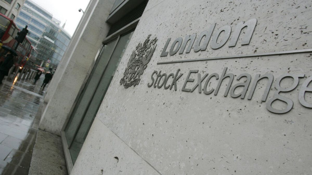 Il segno e il logo della Borsa di Londra sono visti a Londra, mercoledì 28 gennaio 2009.