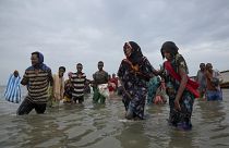 مهاجرون أثيوبيون ينزلون من قارب على شواطئ رأس العارة، لحج/ اليمن 2019/07/29