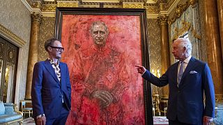 III. Károly király a róla készült portré alkotójával, Jonathan Yeóval