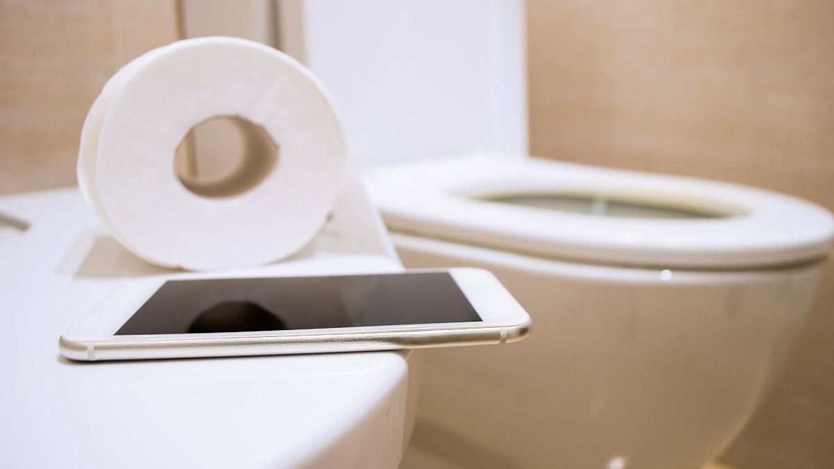 مضرات استفاده از تلفن‌همراه در توالت