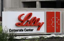 Eli Lilly &amp; Co. şirket merkezinin önünde bir tabela duruyor.