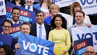 A brit kormányfő feleségéval pártja kampánynyitóján