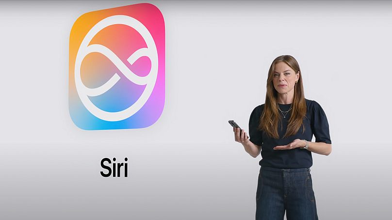 Apple'ın Makine Öğrenimi ve Yapay Zeka Direktörü Kelsey Peterson, WWDC sunumu esnasında yenilenen Siri'yi anlatıyor (Ekran görüntüsü, Apple'ın WWDC sunumundan alınmıştır)