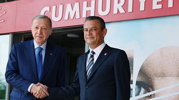Cumhurbaşkanı Erdoğan (solda), CHP Genel Başkanı Özel ile parti genel merkezi önünde el sıkıştı (Fotoğraf: Cumhurbaşkanlığı İletişim Başkanlığı)