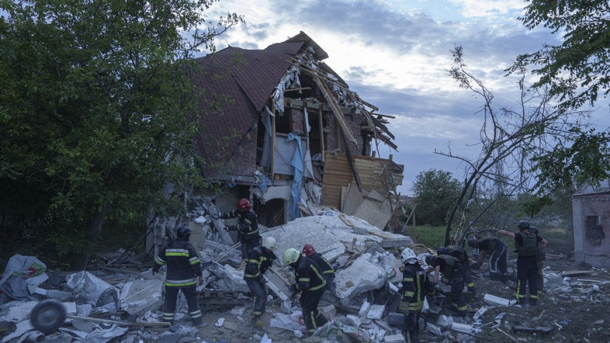 Des secouristes dégagent les décombres d'un bâtiment détruit par une frappe aérienne russe à Kharkiv, en Ukraine, le lundi 10 juin 2024. 