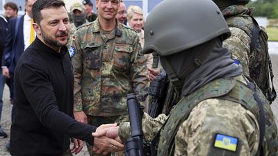 Владимир Зеленский посещает центр в Передней Померании, где украинских солдат обучают на зенитно-ракетных комплексах "Пэтриот", 11 июня 2024 г.