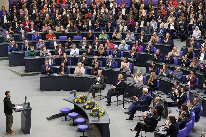 Президент Украины выступает с речью в немецком парламенте в здании Рейхстага, Берлин, 11 июня 2024 г.