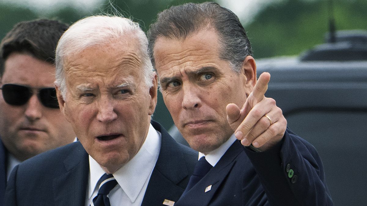 Imagen del presidente de Estados Unidos, Joe Biden, junto a su hijo Hunter.