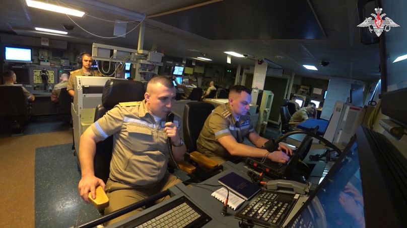  Le personnel de la marine participe à des exercices à bord de la frégate russe Admiral Gorshkov en route pour Cuba.