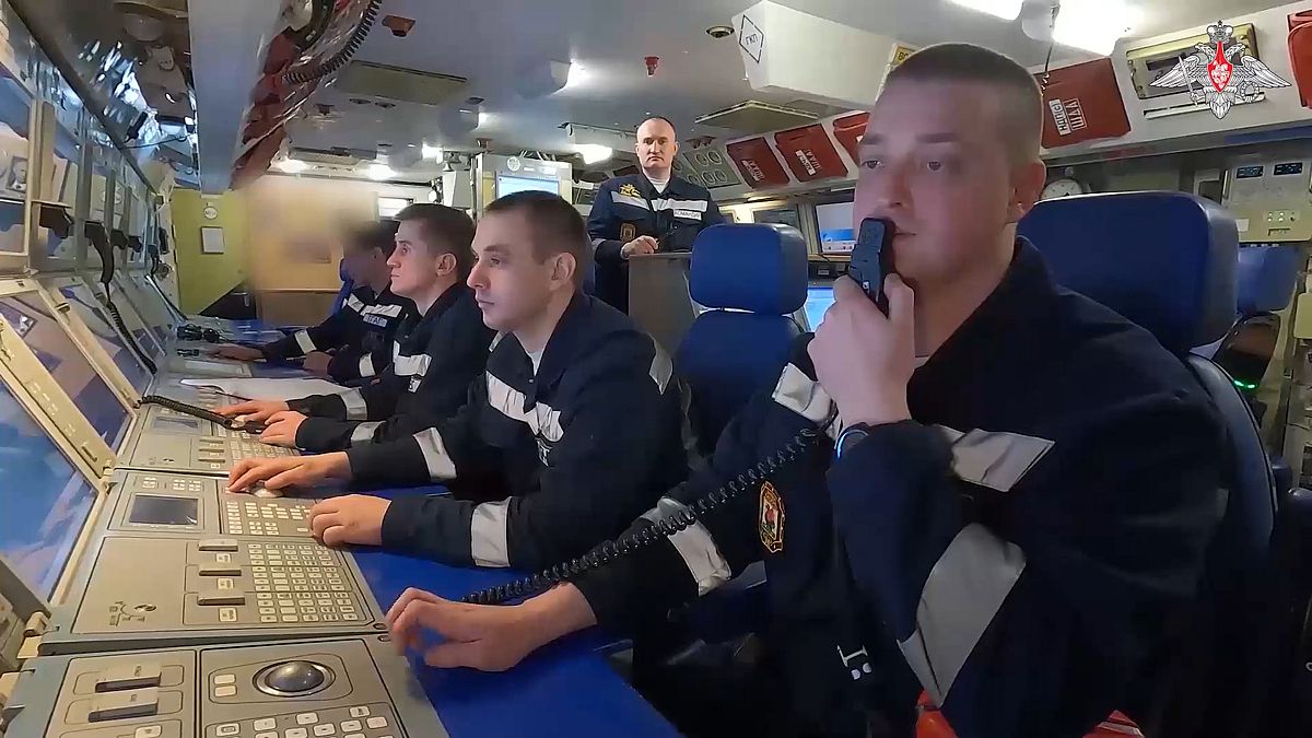 Captura de un vídeo difundido por el Ministerio de Defensa ruso el martes 11 de junio, que muestra a personal de la Armada rusa a bordo del Kazan