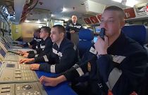 Sur cette photo tirée d'une vidéo publiée par le service de presse du ministère russe de la Défense le mardi 11 juin 2024, le personnel de la marine participe à des exercices à bord du navire russe Kazan n...
