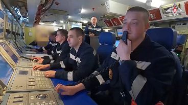 En esta foto tomada de un vídeo difundido por el servicio de prensa del Ministerio de Defensa ruso el martes 11 de junio de 2024, personal de la Armada participa en simulacros a bordo del buque ruso Kazan n