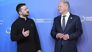  Volodymyr Zelenskyy e o Chanceler alemão Olaf Scholz conversam na conferência de recuperação da Ucrânia em Berlim. 11 junho terç