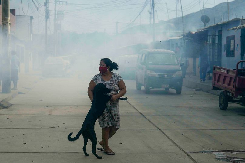 A szúnyogirtás füstje egy perui kisvárosban