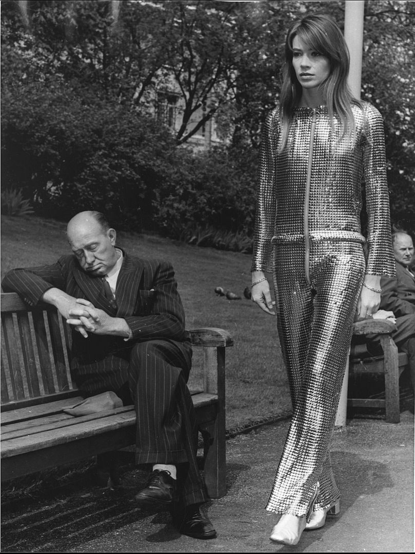 Архив: Франсуаза Арди прогуливается по набережной Гарденс в Лондоне, апрель 1968 года