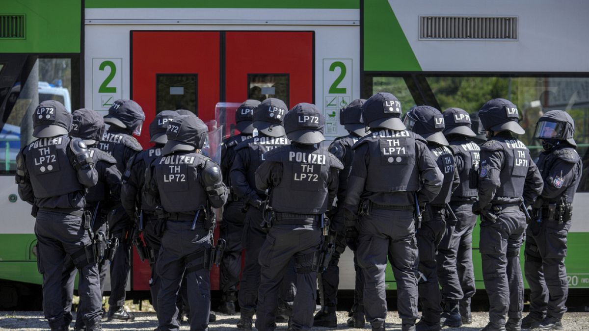 Cientos de policías locales y federales alemanes practican tácticas para preparar la Eurocopa en el pueblo de Stützerbach, Turingia, el martes 23 de abril de 2024.