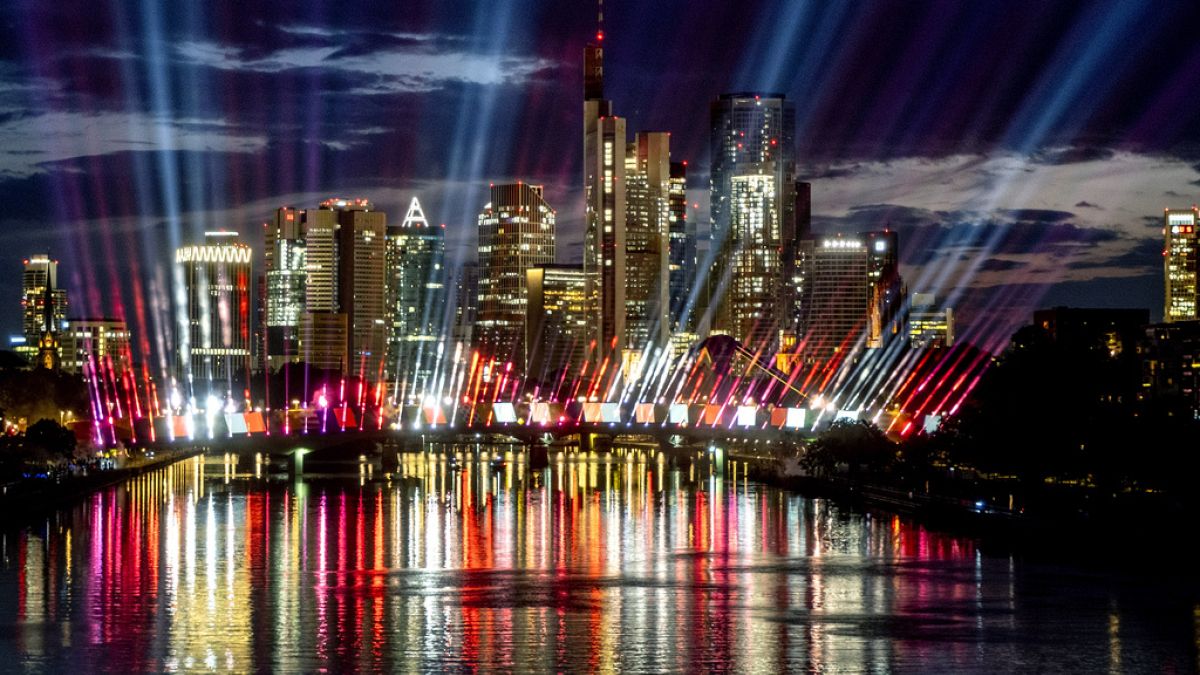 Um teste de um espetáculo de luzes ilumina o céu e o rio Meno em Frankfurt, Alemanha, na terça-feira, 11 de junho de 2024.