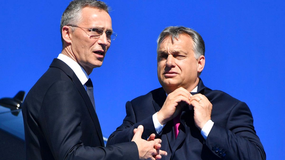 DOSSIER - Le Premier ministre hongrois Viktor Orbán s'entretient avec le secrétaire général de l'OTAN, Jens Stoltenberg, lors du sommet de l'OTAN à Bruxelles, le jeudi 25 mai 2017. 